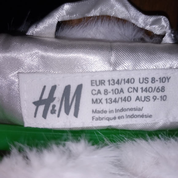 H & M child's Short Faux Fur Jacket - Picture 2 of 7